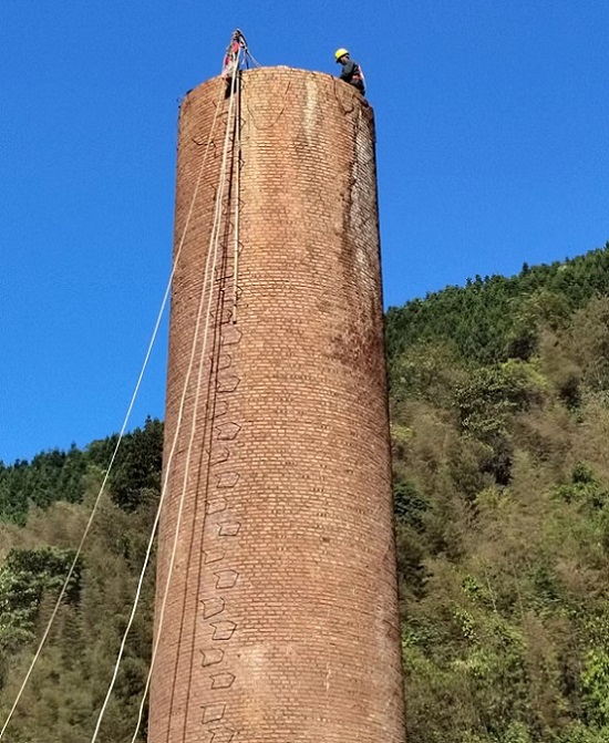 煙囪拆除公司展現高超技藝,為城市環(huán)境煥新顏